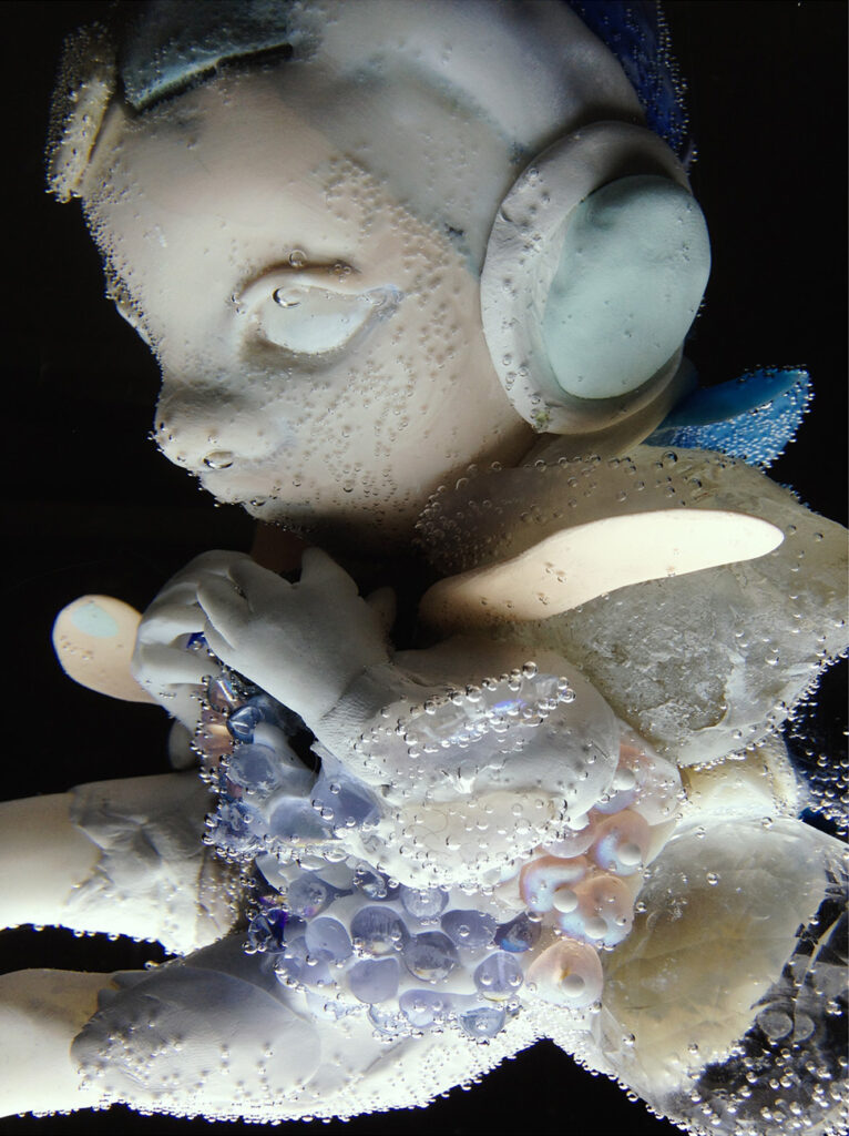 futuristisch gestaltetes Designer Baby - eine abstrakte Babyfigur mit verzerrten Merkmalen