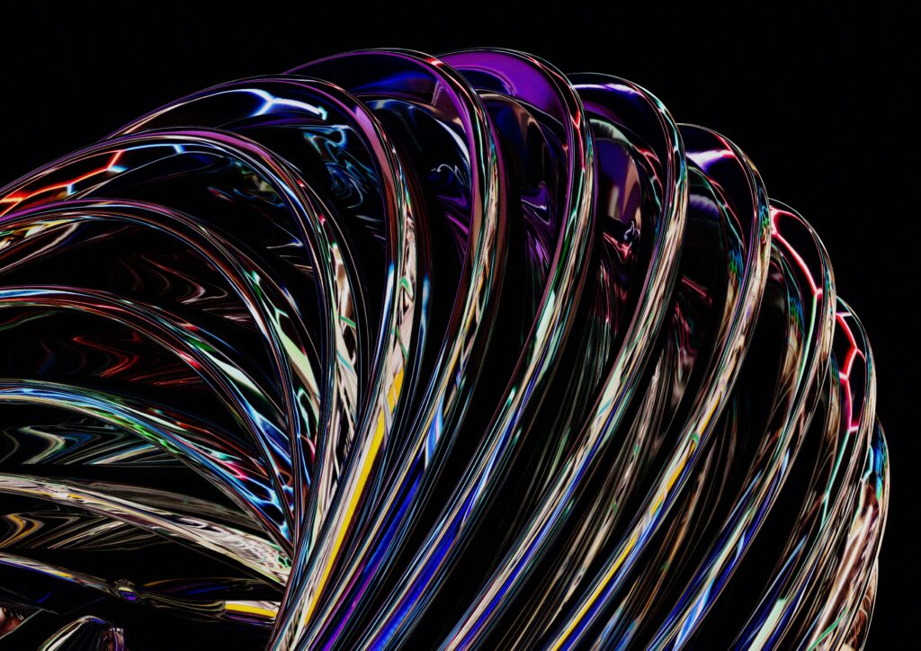 Abstrakte digitale Kunst, metallisch, schimmernde Spiralen.